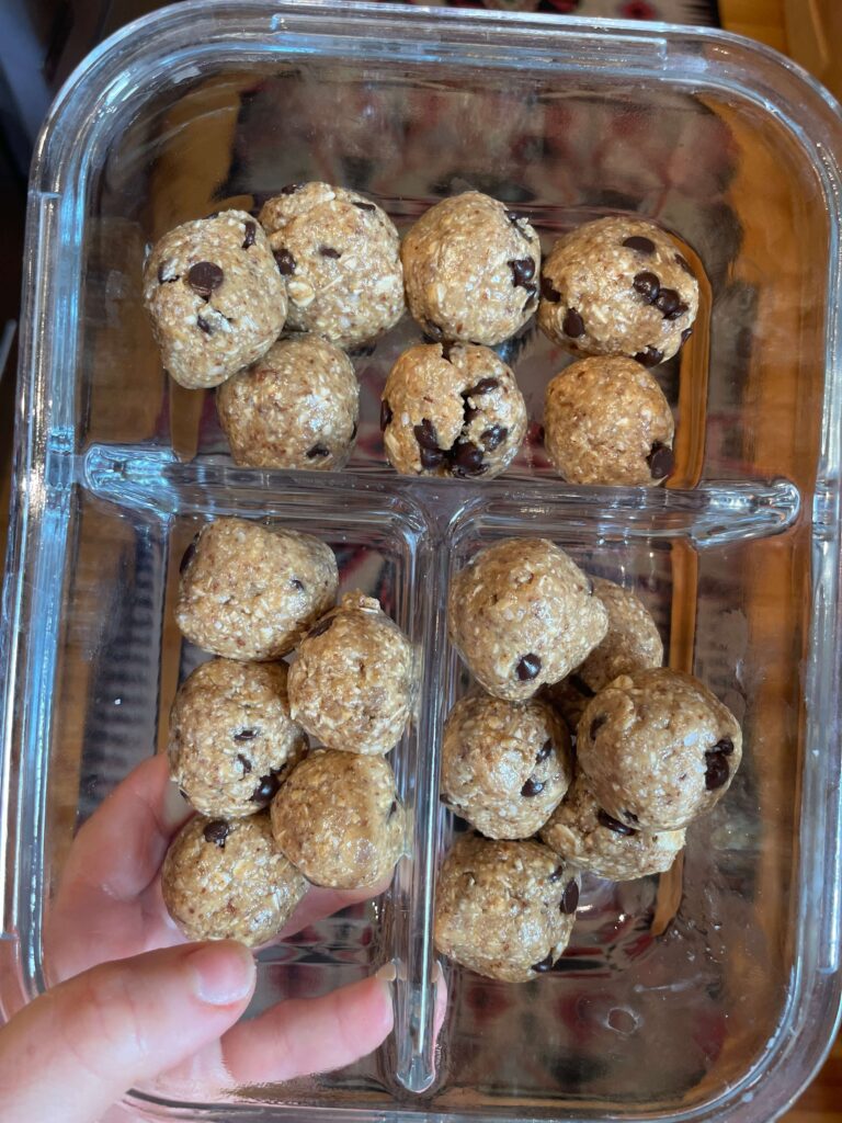 Mini chocolate protein balls 